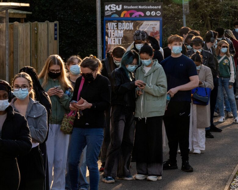 Περιμένουν στην ουρά για να εμβολιαστούν στο πανεπιστήμιο του Κεντ