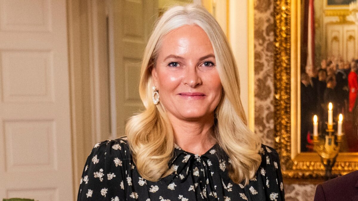 Ukraine's First Lady Olena Zelenska, right, is welcomed by Norway's Crown Princess Mette-Marit during a visit to the Palace, in Oslo, Norway, Friday Oct. 24, 2025. (Fredrik Varfjell/NTB Scanpix via AP, Pool)