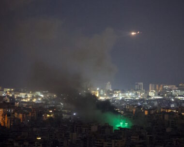 Καπνός μετά από ισραηλινή αεροπορική επιδρομή στη Βηρυτό