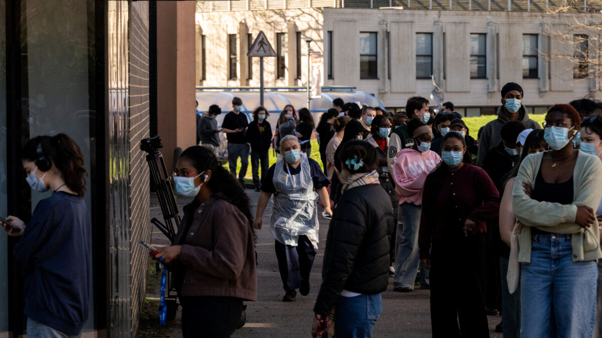 Φοιτητές έξω από το πανεπιστήμιο του Κεντ