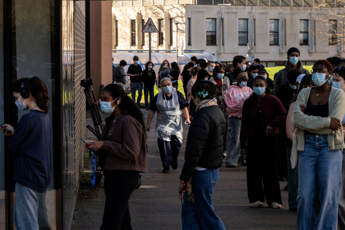 Φοιτητές έξω από το πανεπιστήμιο του Κεντ