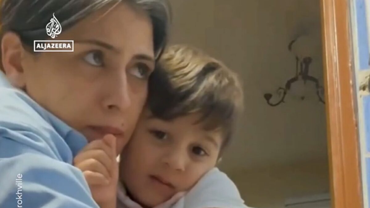 Μητέρα αγκαλιά με τον γιο της στο Ιράν