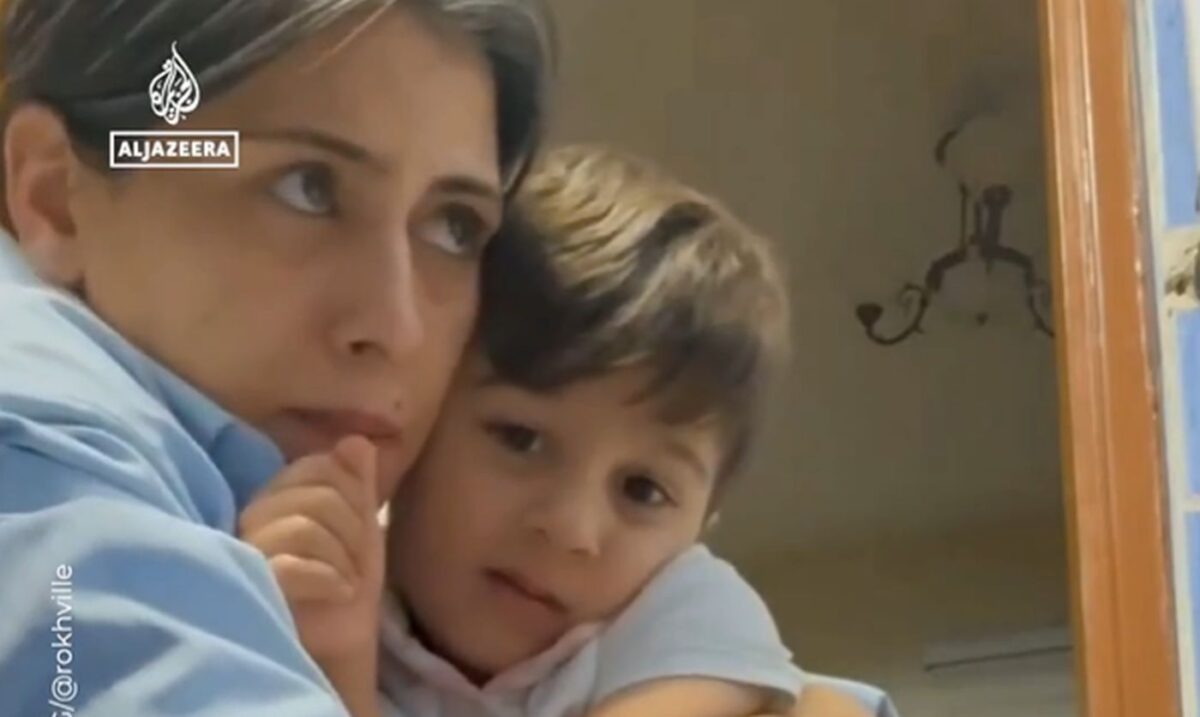 Μητέρα αγκαλιά με τον γιο της στο Ιράν