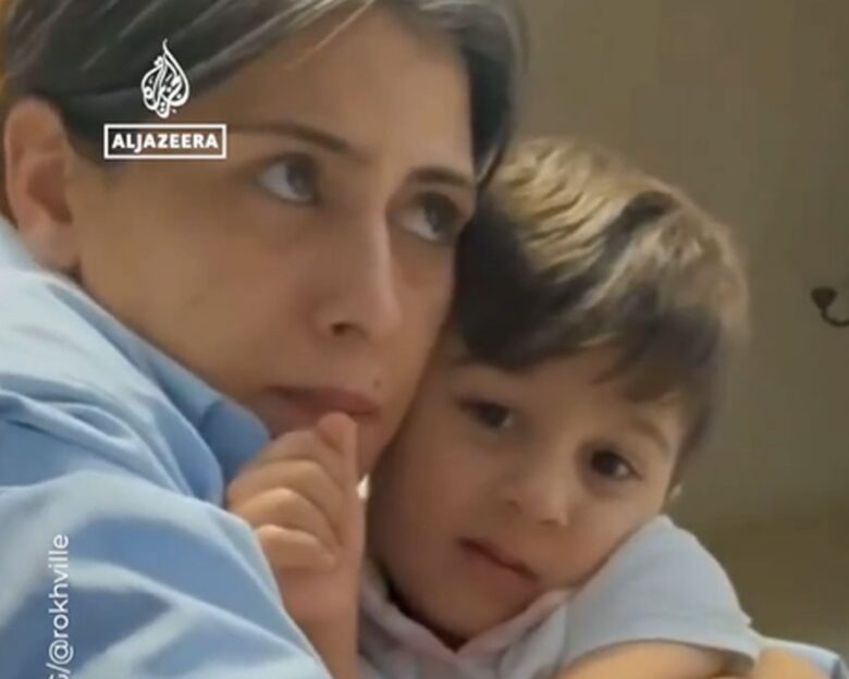 Μητέρα αγκαλιά με τον γιο της στο Ιράν