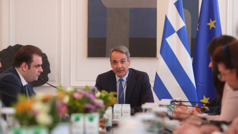 Συνεδρίαση του Υπουργικού Συμβουλίου υπό τον Πρωθυπουργό Κυριάκο Μητσοτάκη, στο Μέγαρο Μαξίμου, Πέμπτη 26 Μαρτίου 2026. Στην συνεδρίαση συζητήθηκαν, το ζήτημα της αύξησης του κατώτατου μισθού, οι διεθνείς εξελίξεις, το Ταμείο Ανάκαμψης και Ανθεκτικότητας, όπως και το νέο Σύμφωνο για τη Μετανάστευση και το Άσυλο. Επίσης παρουσιάστηκαν νομοσχέδια από τα υπουργεία Ανάπτυξης, Πολιτισμού, Παιδείας και Ψηφιακής Διακυβέρνησης. (ΣΩΤΗΡΗΣ ΔΗΜΗΤΡΟΠΟΥΛΟΣ