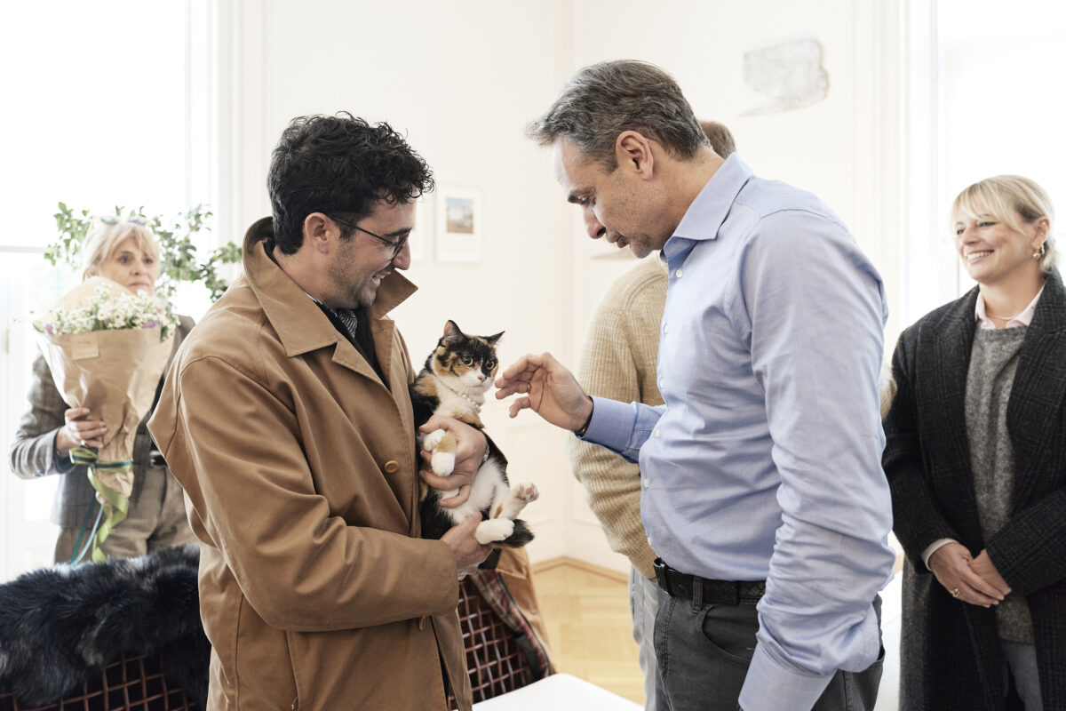 Ο Κυριάκος Μητσοτάκης με τους επαναπατρισθέντες από τη Μέση Ανατολή