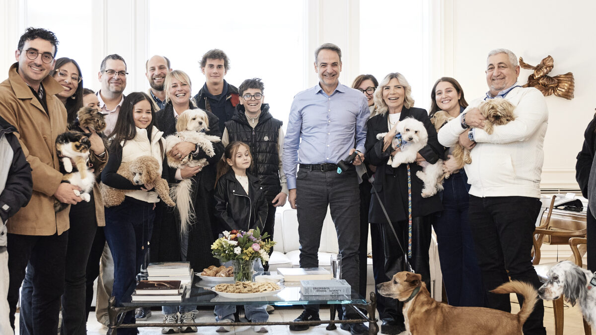 Ο πρωθυπουργός με τους επαναπατρισθέντες από τη Μέση Ανατολή