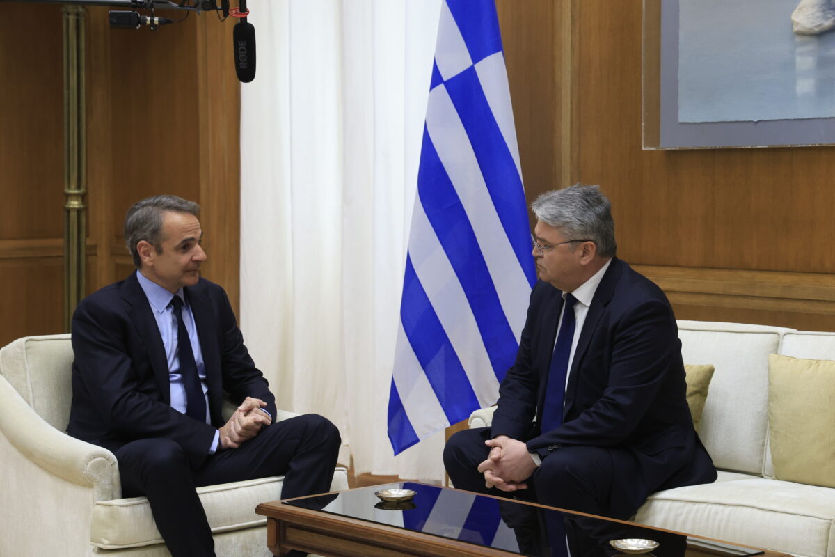 Συνάντηση του πρωθυπουργού, Κυριάκου Μητσοτάκη, με τον πρόεδρο της «Νίκης», Δημήτρη Νατσιό, στην Βουλή (Πηγή φωτογραφίας: ΓΙΩΡΓΟΣ ΚΟΝΤΑΡΙΝΗΣ