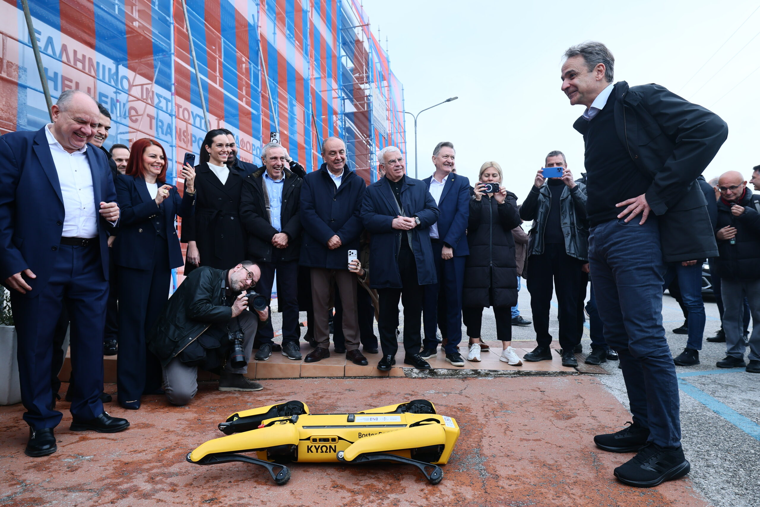 Στιγμιότυπο από την επίσκεψη του πρωθυπουργού Κυριάκου Μητσοτάκη στο EKETA στη Θεσσαλονίκη (Πηγή φωτογραφίας: ΔΗΜΗΤΡΗΣ ΠΑΠΑΜΗΤΣΟΣ