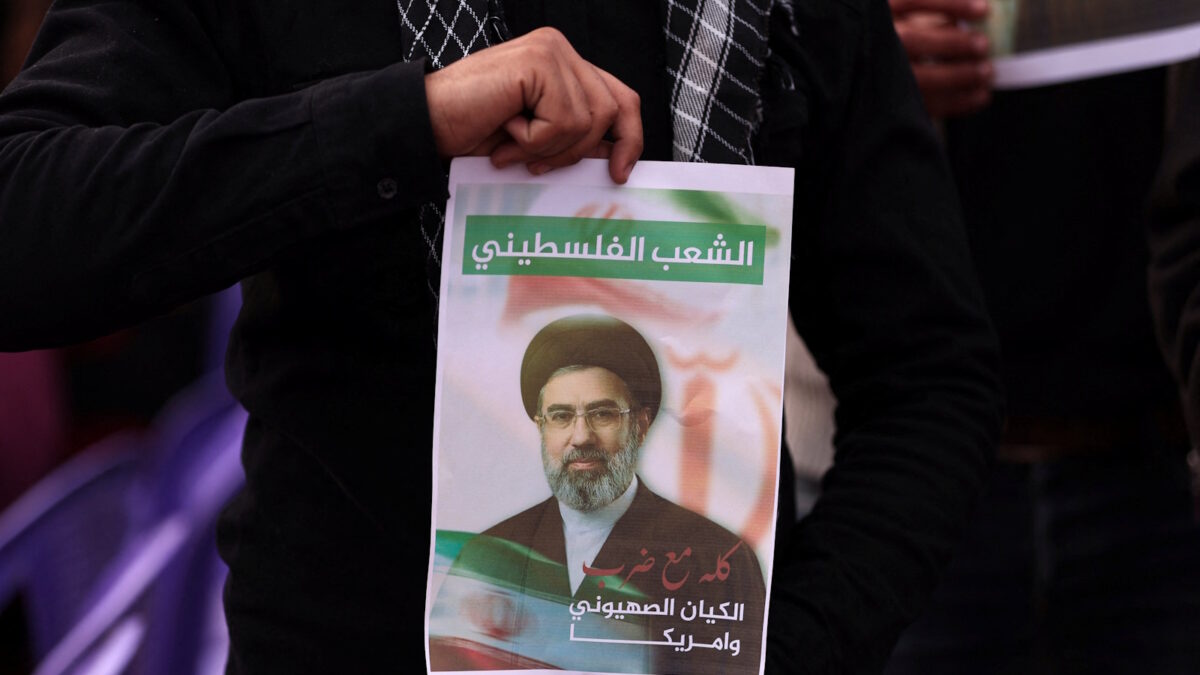 Γυναίκα κρατάει φωτογραφία του Μοτζταμπά Χαμενεΐ