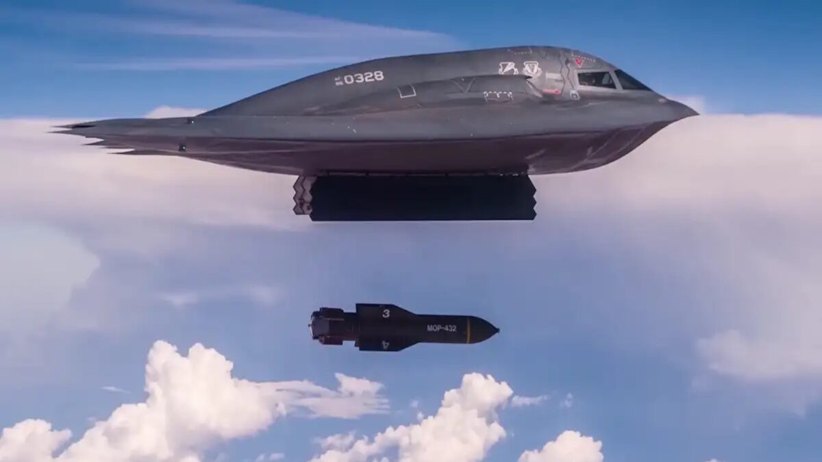 Stealth στρατηγικό βομβαρδιστικό αεροσκάφος τύπου Β-2 σε ρίψη βόμβας τύπου GBU-57A/B MOP (Massive Ordnance Penetrator)