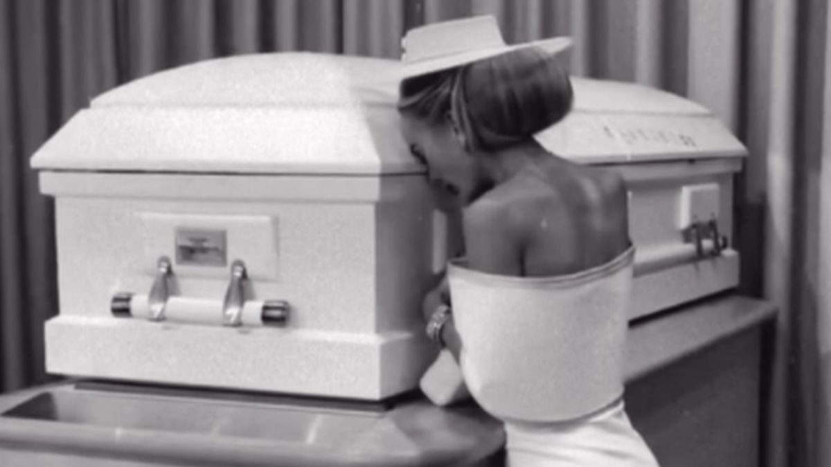 Η Sophie-May Dickson με ακουμπισμένο το κεφάλι στο φέρετρο της κόρης της Princess