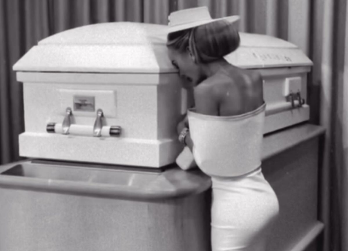 Η Sophie-May Dickson με ακουμπισμένο το κεφάλι στο φέρετρο της κόρης της Princess