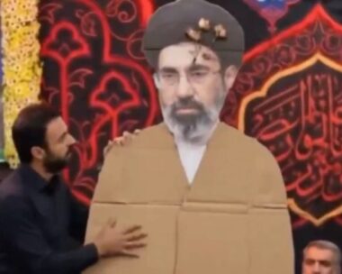 Χάρτινο ομοίωμα του Μοτζτάμπα Χαμενεΐ