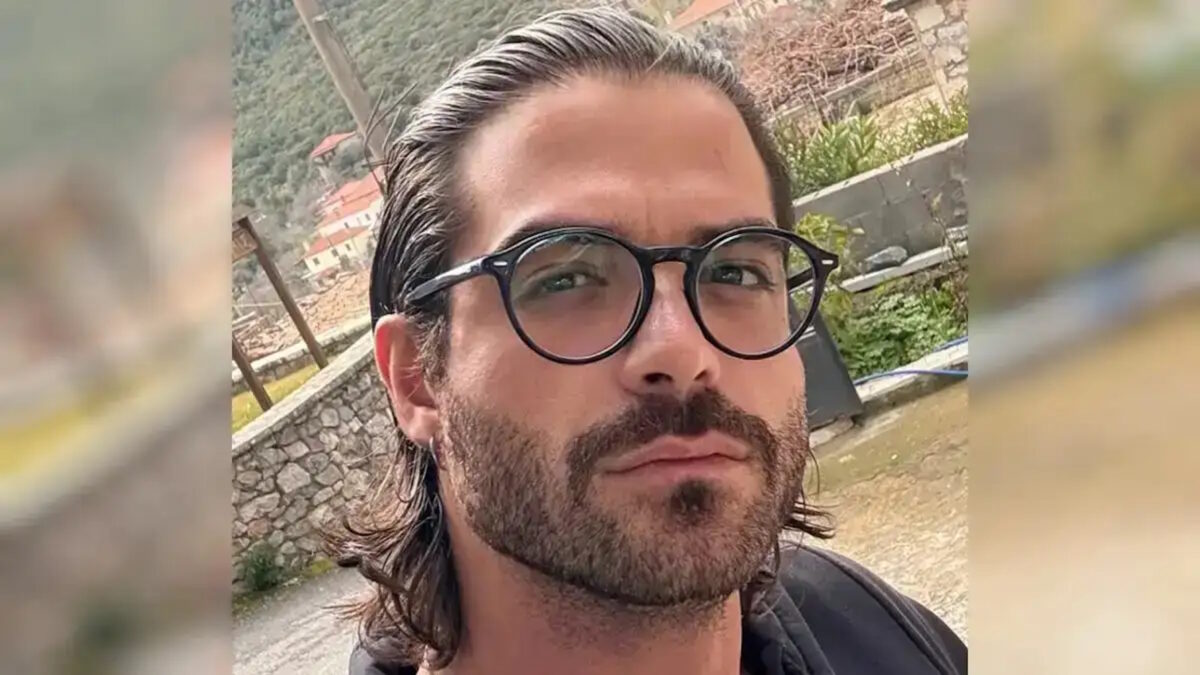 Ο μουσικός Άρης Μουγκοπέτρος που τραυματίστηκε σοβαρά από κροτίδα