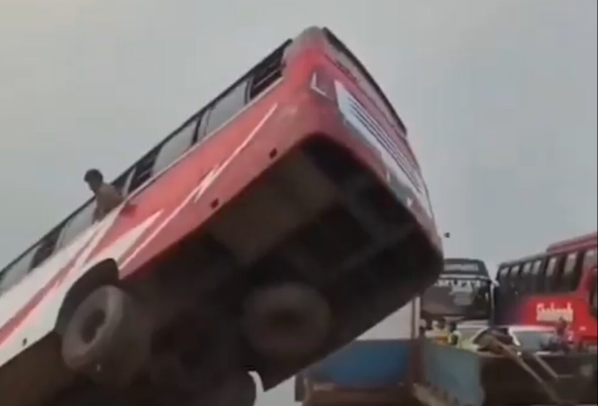 Μπαγκλαντές: Βίντεο με τη στιγμή της πτώσης και της βύθισης λεωφορείου σε ποτάμι - Τουλάχιστον 18 οι νεκροί