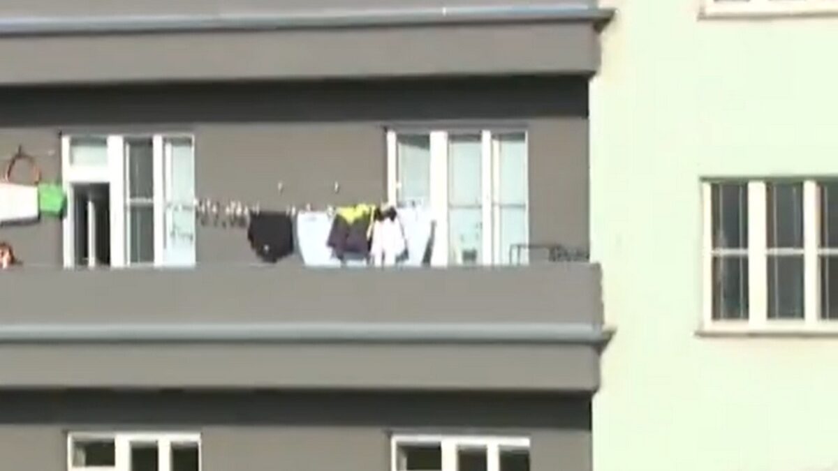 Τσεχία: Τερματοφύλακας έστειλε την μπάλα σε μπαλκόνι πολυκατοικίας έξω από το γήπεδο