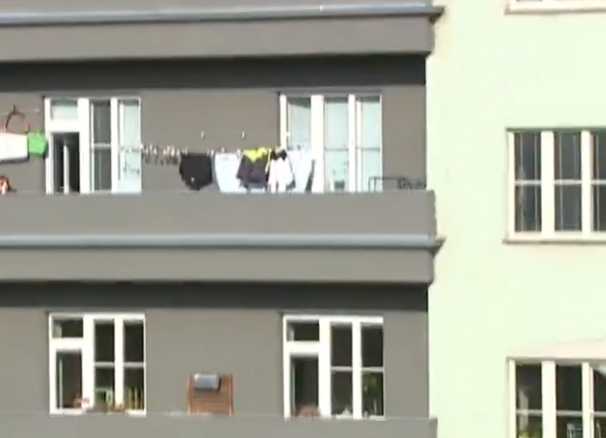 Τσεχία: Τερματοφύλακας έστειλε την μπάλα σε μπαλκόνι πολυκατοικίας έξω από το γήπεδο