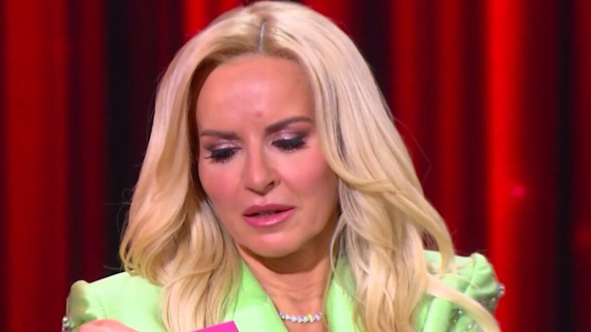 Η Μαρία Μπεκατώρου στο πλατό της εκπομπής «Moments»