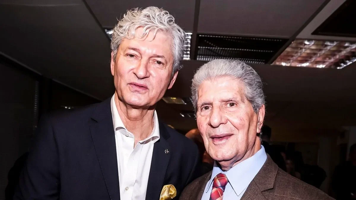 Ο Γιώργος Μπουτοβίνος δεξιά