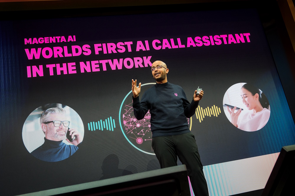 O Abdu Mudesir, Board Member for Product & Technology της TELEKOM κατά τη διάρκεια της παρουσίασης του Magenta AI Call Assistant