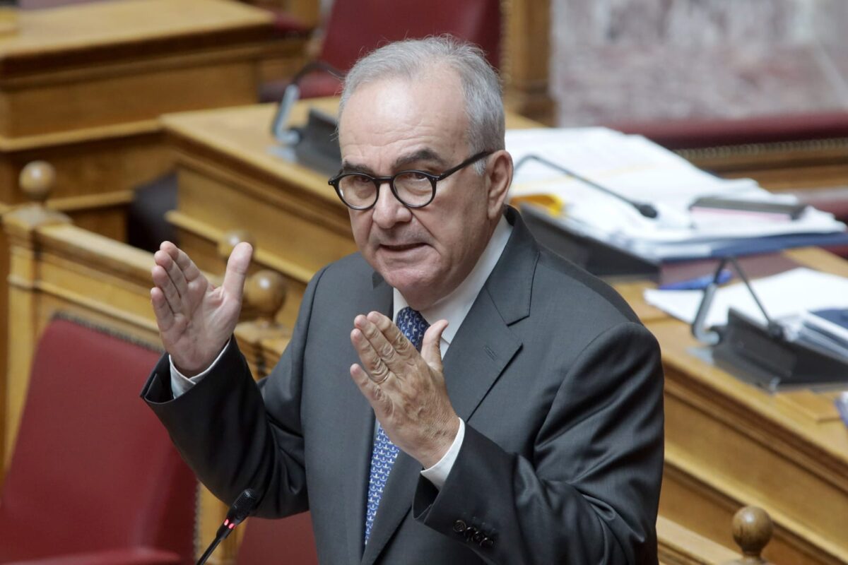 Ο Νίκος Παπαθανάσης στη Βουλή