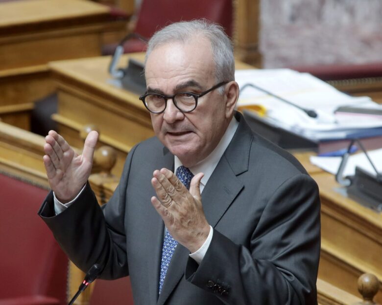 Ο Νίκος Παπαθανάσης στη Βουλή