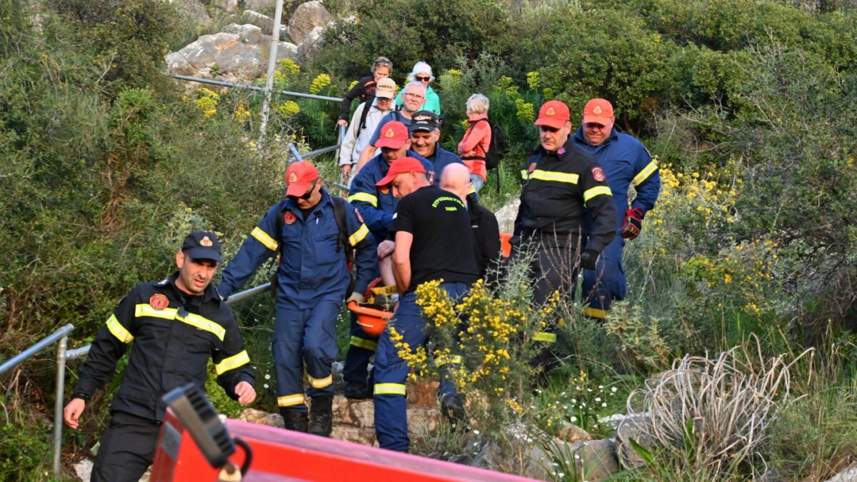ΝΑΥΠΛΙΟ - Το μεσημέρι της Πέμπτης 5 Μαρτίου ένας 68χρονος τουρίστας από τη Νορβηγία τραυματίστηκε σοβαρά κατά τη διάρκεια της εξόρμησής του στον λόφο του Προφήτη Ηλία, στη περιοχή της Ασίνης. Ο άτυχος άνδρας είχε μεταβεί στο σημείο μαζί με την παρέα του για πεζοπορία στον λόφο του Προφήτη Ηλία, κοντά στο χωριό Αγία Παρασκευή Ναυπλίου. Κάτω από άγνωστες μέχρι στιγμής συνθήκες, έχασε την ισορροπία του και έπεσε, με αποτέλεσμα να τραυματιστεί. Άμεσα ειδοποιήθηκαν οι αρμόδιες αρχές και στήθηκε επιχείρηση διάδοσης που διήρκεσε περίπου δυόμισι ώρες, λόγω του δύσβατου εδάφους. Στην επιχείρηση συμμετείχαν 9 πυροσβέστες με 3 οχήματα, ενώ στο σημείο κλήθηκε και κλιμάκιο της ΕΜΑΚ. Αφού ολοκληρώθηκε η επιχείρηση, ο τραυματίας μεταφέρθηκε με ασθενοφόρο στο Νοσοκομείο Άργους για την παροχή ιατρικής φροντίδας. (Βασίλης Παπαδόπουλος /Eurokinissi)