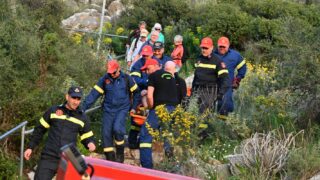 ΝΑΥΠΛΙΟ - Το μεσημέρι της Πέμπτης 5 Μαρτίου ένας 68χρονος τουρίστας από τη Νορβηγία τραυματίστηκε σοβαρά κατά τη διάρκεια της εξόρμησής του στον λόφο του Προφήτη Ηλία, στη περιοχή της Ασίνης. Ο άτυχος άνδρας είχε μεταβεί στο σημείο μαζί με την παρέα του για πεζοπορία στον λόφο του Προφήτη Ηλία, κοντά στο χωριό Αγία Παρασκευή Ναυπλίου. Κάτω από άγνωστες μέχρι στιγμής συνθήκες, έχασε την ισορροπία του και έπεσε, με αποτέλεσμα να τραυματιστεί. Άμεσα ειδοποιήθηκαν οι αρμόδιες αρχές και στήθηκε επιχείρηση διάδοσης που διήρκεσε περίπου δυόμισι ώρες, λόγω του δύσβατου εδάφους. Στην επιχείρηση συμμετείχαν 9 πυροσβέστες με 3 οχήματα, ενώ στο σημείο κλήθηκε και κλιμάκιο της ΕΜΑΚ. Αφού ολοκληρώθηκε η επιχείρηση, ο τραυματίας μεταφέρθηκε με ασθενοφόρο στο Νοσοκομείο Άργους για την παροχή ιατρικής φροντίδας. (Βασίλης Παπαδόπουλος /Eurokinissi)