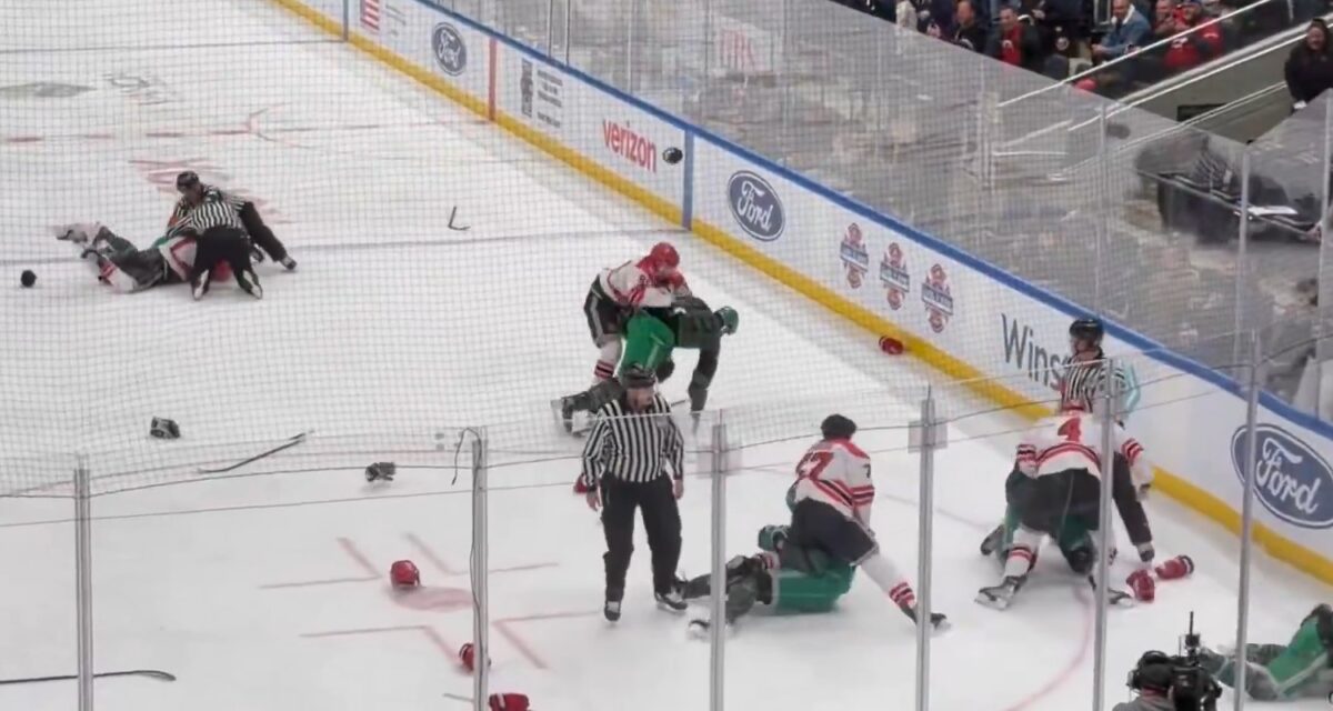 Πυροσβέστες και αστυνομικοί σε φιλανθρωπικό αγώνα χόκεϊ στη Νέα Υόρκη