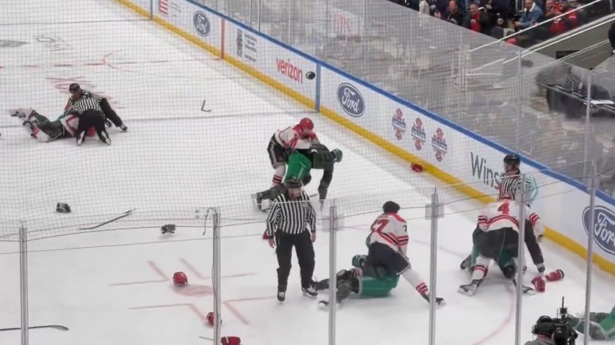 Πυροσβέστες και αστυνομικοί σε φιλανθρωπικό αγώνα χόκεϊ στη Νέα Υόρκη