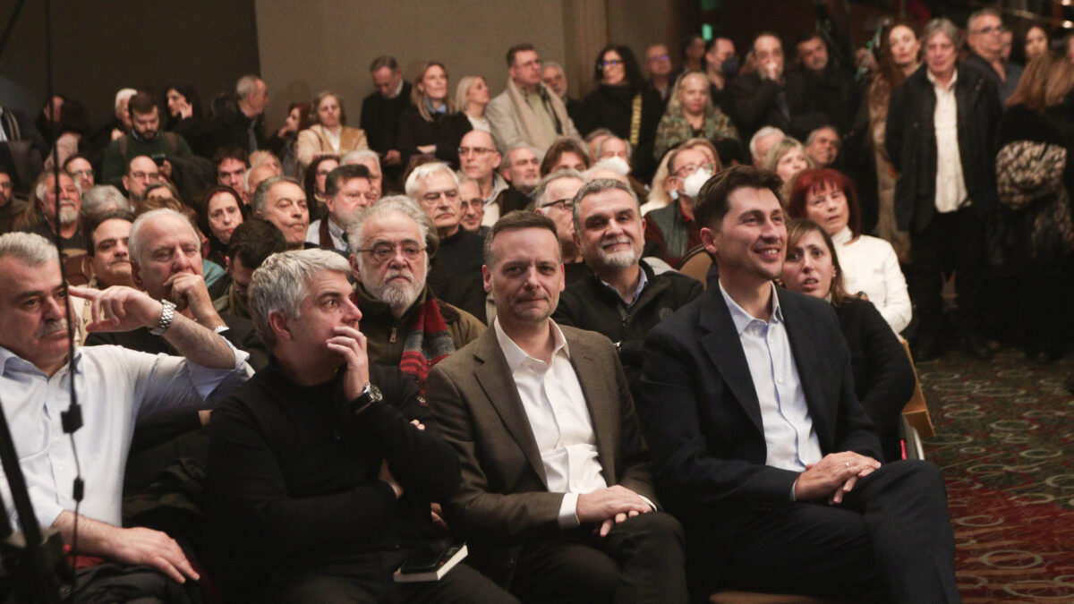 Αριστερά ο Οδυσσέας Κωνσταντινόπουλος και στη μέση ο Χάρης Δούκας