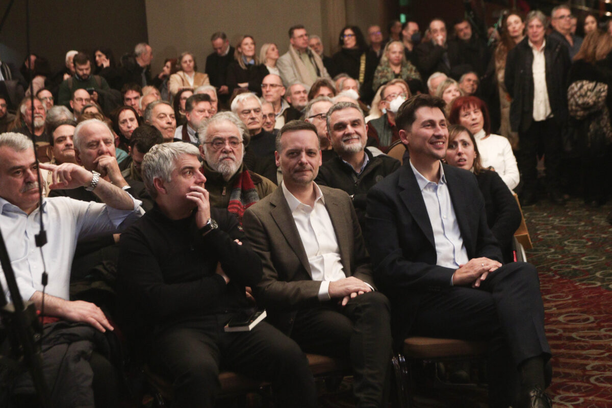 Αριστερά ο Οδυσσέας Κωνσταντινόπουλος και στη μέση ο Χάρης Δούκας