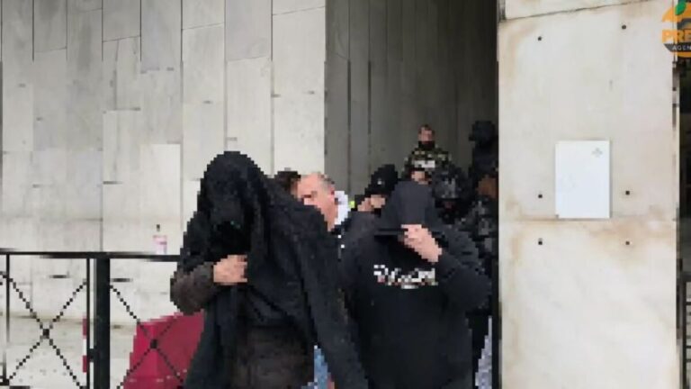 Οι 22 κατηγορούμενοι μεταφέρθηκαν από τη ΓΑΔΑ στα δικαστήρια της Ευελπίδων