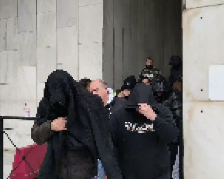 Οι 22 κατηγορούμενοι μεταφέρθηκαν από τη ΓΑΔΑ στα δικαστήρια της Ευελπίδων