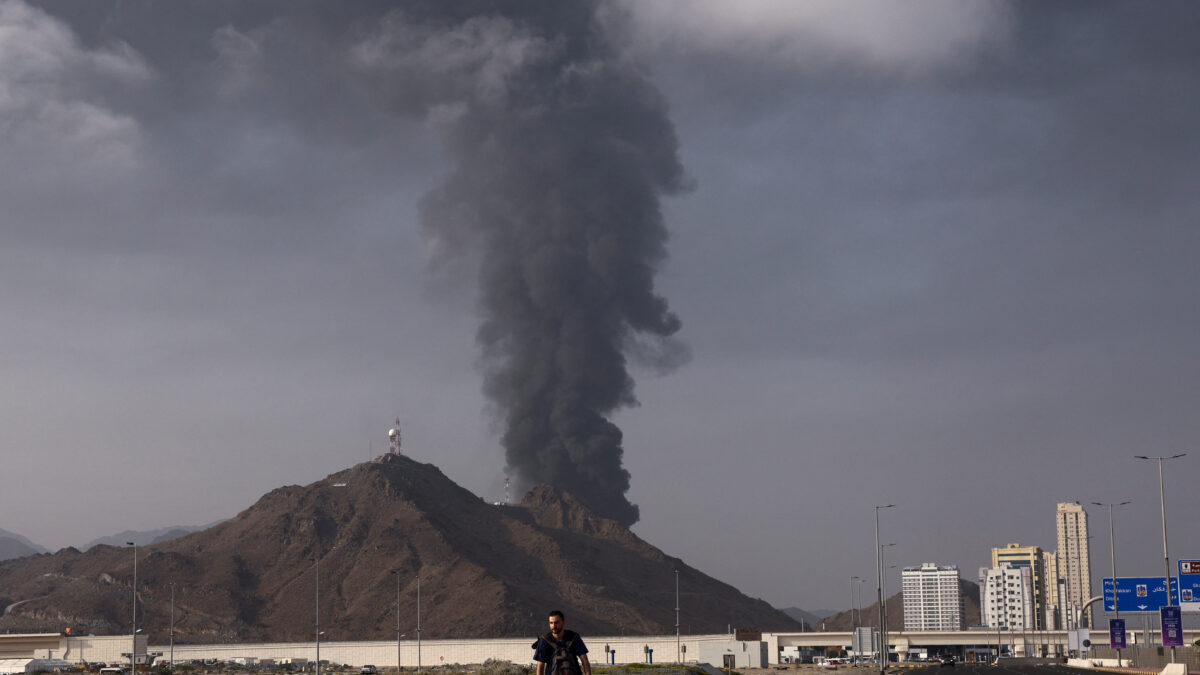 Καπνοί σε βιομηχανία πετρελαίου στο Ιράν