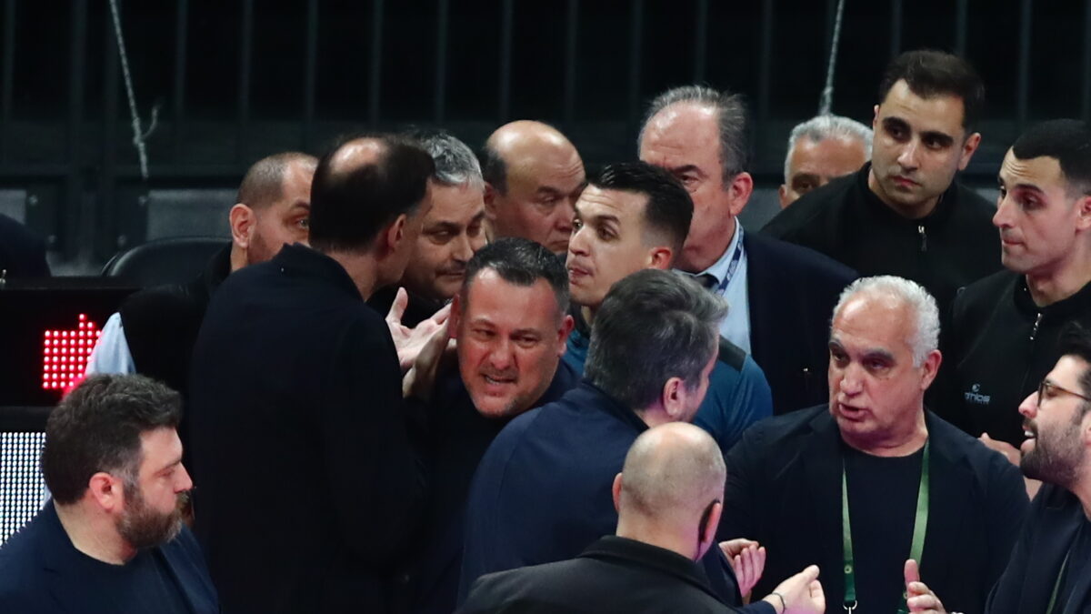 Ο Γιώργος Μπαρτζώκας σε στιγμή έντασης