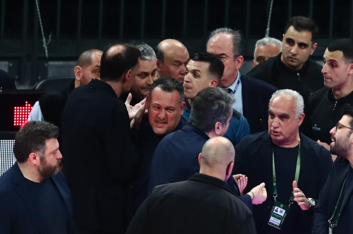 Ο Γιώργος Μπαρτζώκας σε στιγμή έντασης