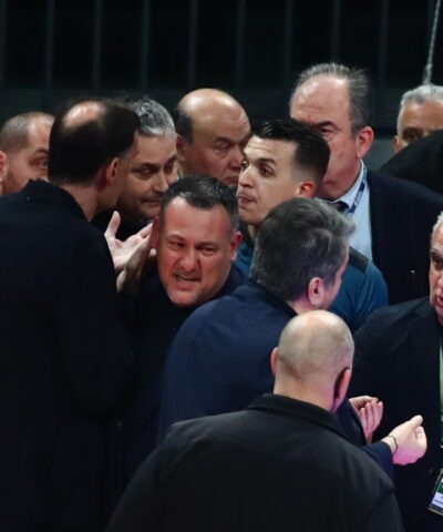 Ο Γιώργος Μπαρτζώκας σε στιγμή έντασης