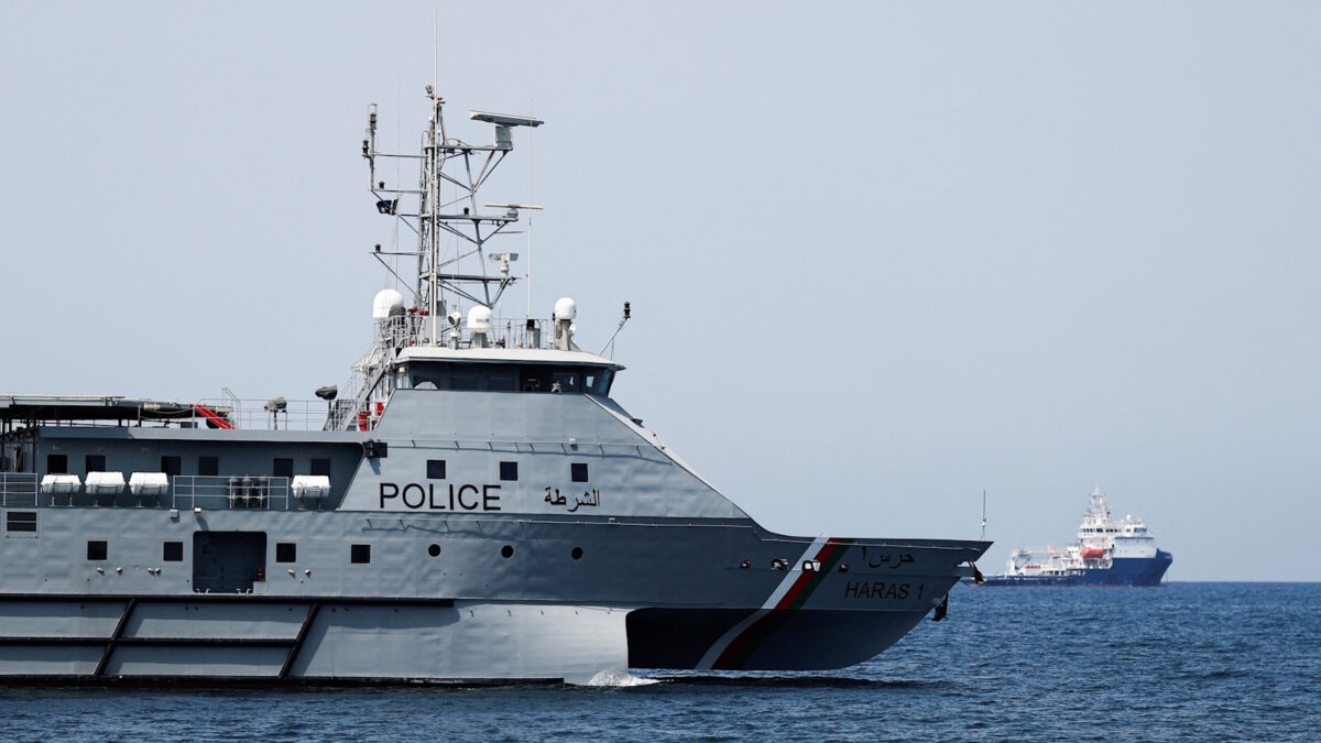 Πολεμικό πλοίο του Ομάν περιπολεί περιοχή κοντά στα Στενά του Ορμούζ