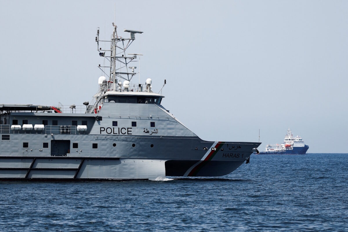 Πολεμικό πλοίο του Ομάν περιπολεί περιοχή κοντά στα Στενά του Ορμούζ