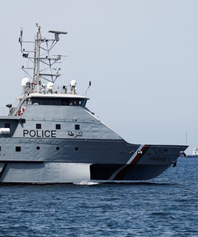 Πολεμικό πλοίο του Ομάν περιπολεί περιοχή κοντά στα Στενά του Ορμούζ