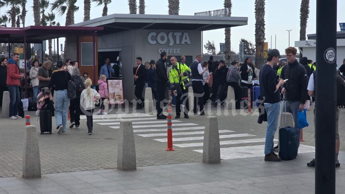 Κόσμος έξω από το αεροδρόμιο της Πάφου