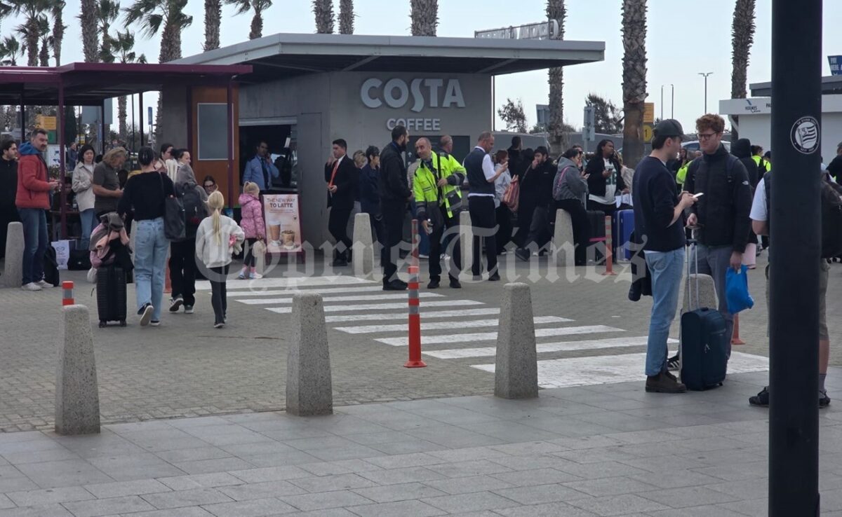 Κόσμος έξω από το αεροδρόμιο της Πάφου