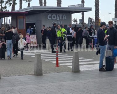 Κόσμος έξω από το αεροδρόμιο της Πάφου