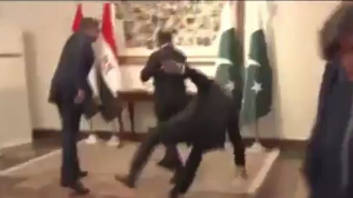 Η στιγμή που ο Πακιστανός υπουργός πέφτει