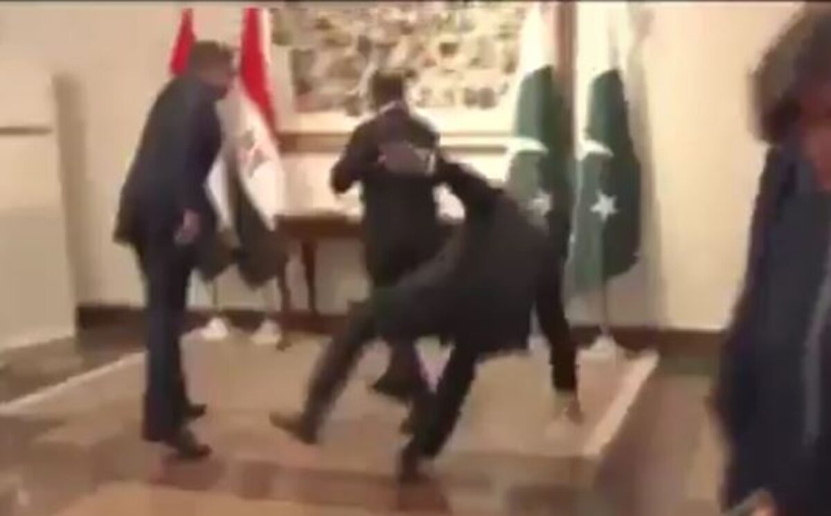 Η στιγμή που ο Πακιστανός υπουργός πέφτει