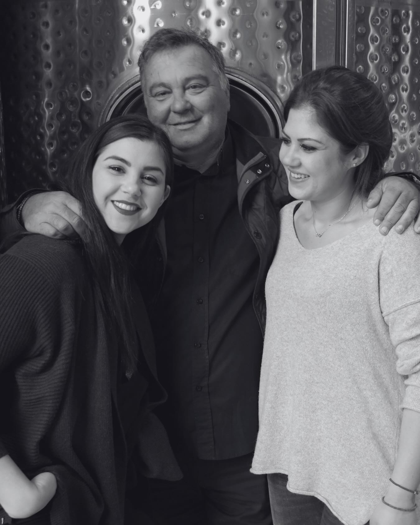 Η Βασιλική και η Ευαγγελία Παλυβού μαζί με τον πατέρα τους Γιώργο Παλυβό.