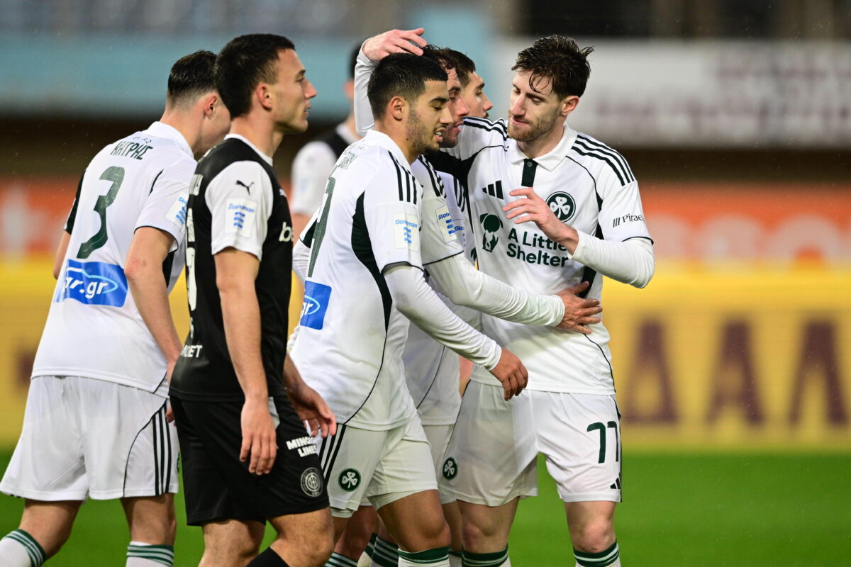 Οι παίκτες του Παναθηναϊκού πανηγυρίζουν κόντρα στον ΟΦΗ