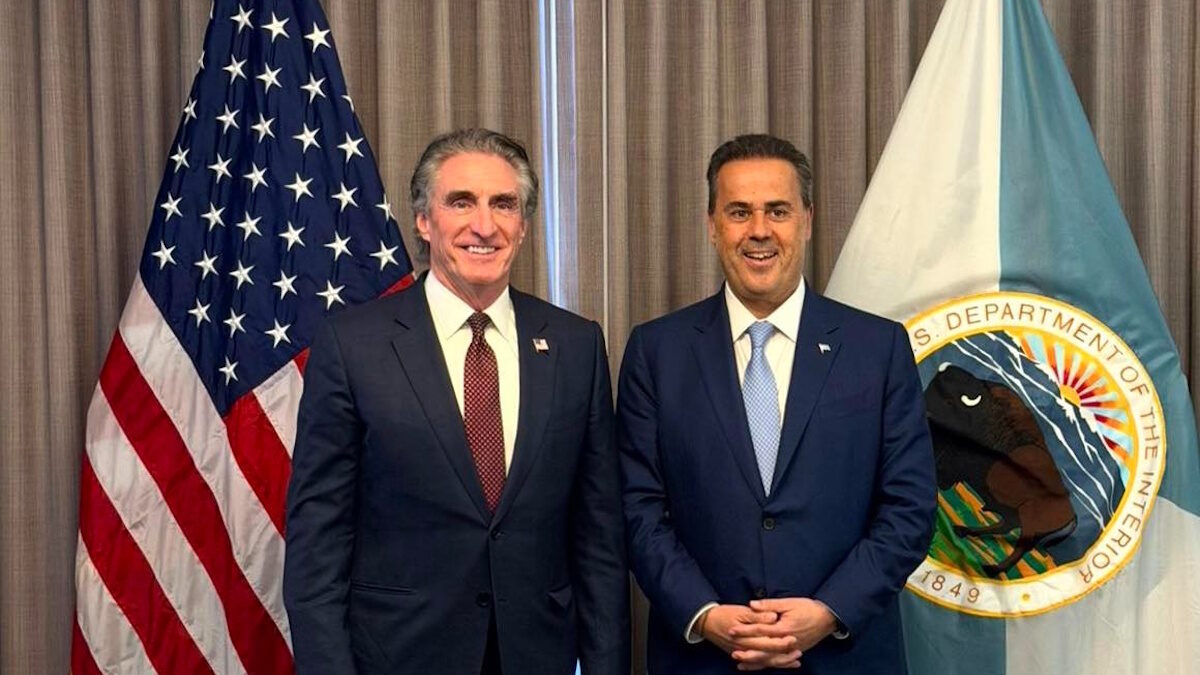 Ο υπουργός Εσωτερικών των ΗΠΑ Νταγκ Μπέργκαμ και ο υπουργός Ενέργειας Σταύρος Παπασταύρου